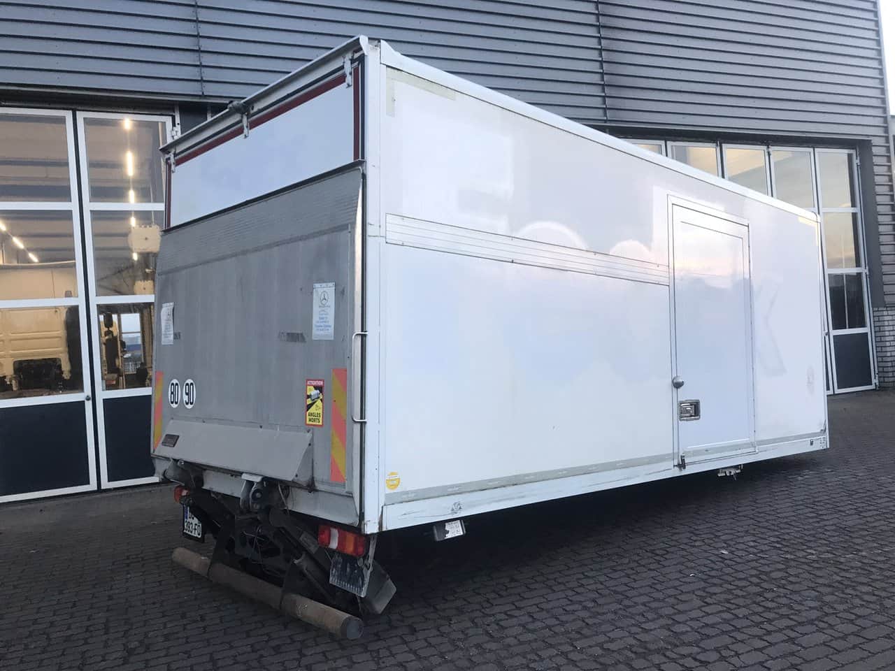 Truck Closed Body 2015 - included Taillift