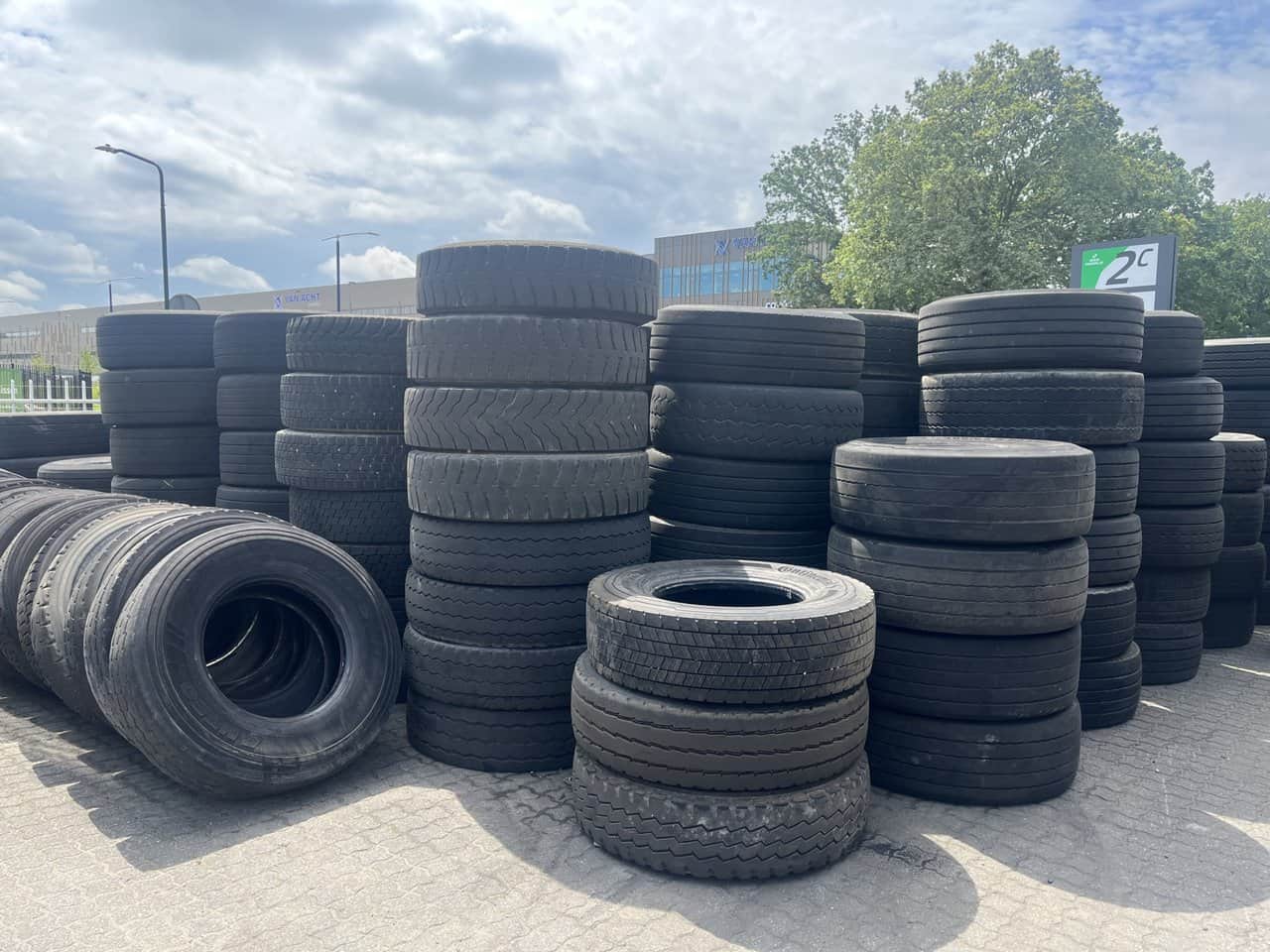 200x Truck Tyres Mix Export