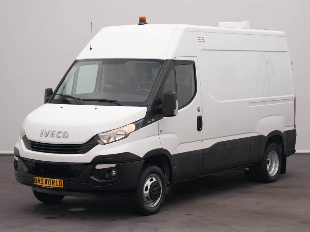 Iveco Daily 35C14 Closed van Dubbellucht L2H2 3,5t Trekhaak Airco Cruise Camera Werkplaatsinrichting Euro6 L2