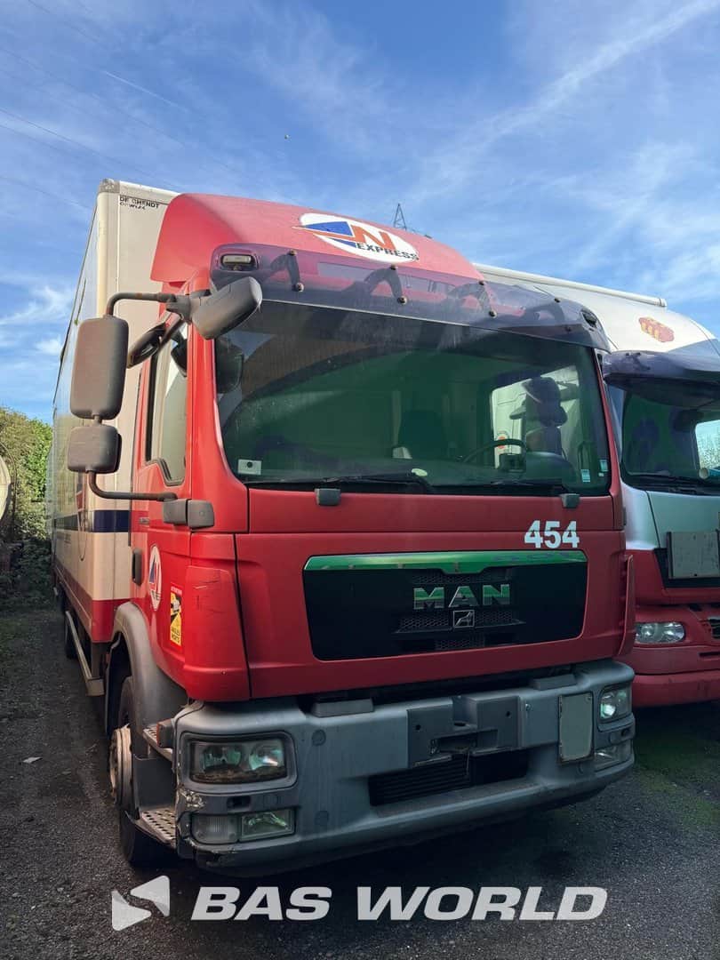 MAN TGM 12.250 2011 Closed Box 2 Fuel Tanks Tail Lift