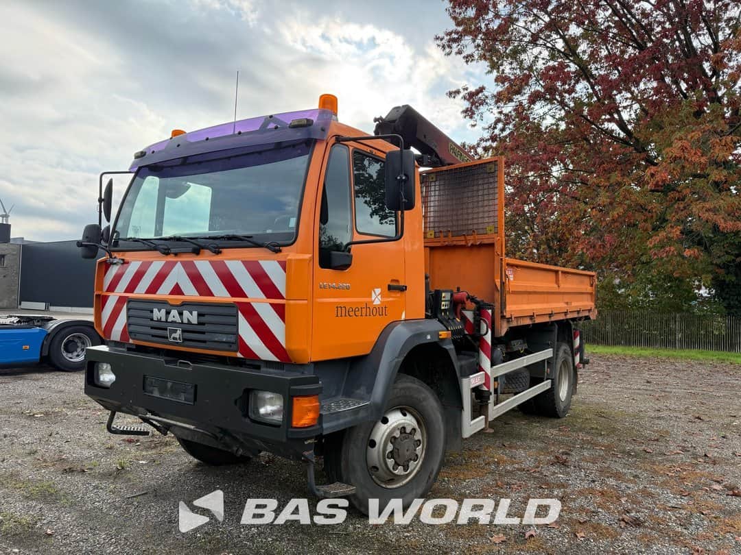 MAN LE 14.220 Shor Cab Crane Palfinger